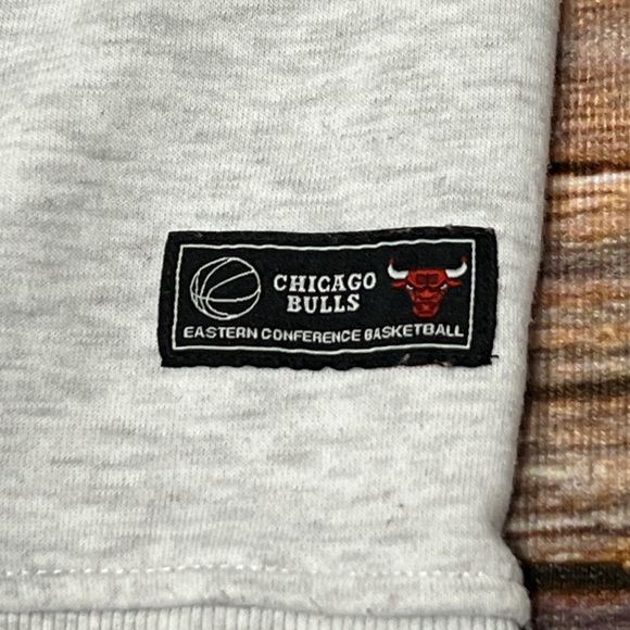 Chicago Bulls NBA Basketball Crewneck Pullover Jumper Sweatshirt - Picture 4 of 6